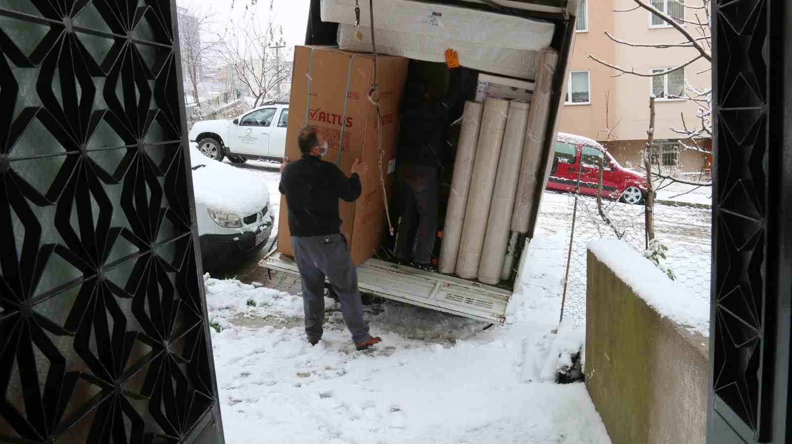 BÜYÜKŞEHİRDEN İHTİYAÇ SAHİPLERİNE EŞYA DESTEĞİ